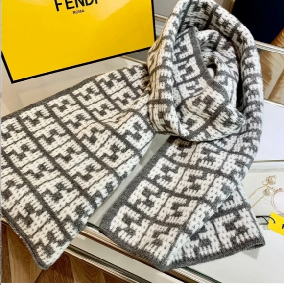 <AUTHENTIC>Fendi Scarf - Picture 2 of 5